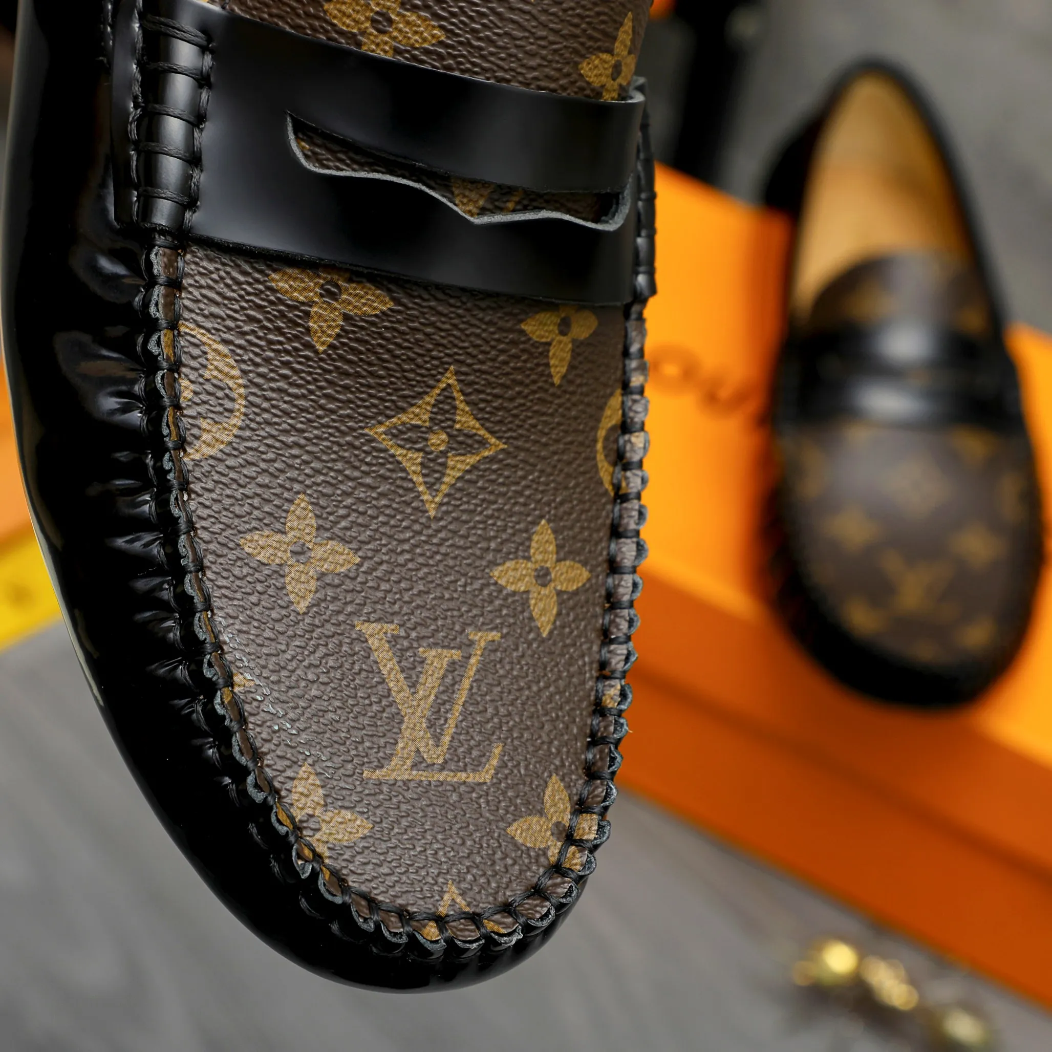 Men's shoes 💰p420 Product trademark: LV "Louis Vuitton" casual slip-on men's shoes Regular size: 38-44 Product materials: Selected classic print splicing patent leather upper, sheepskin lining, original rubber outsole